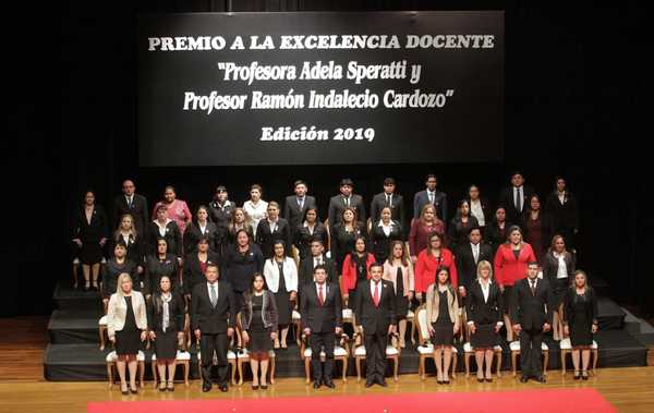 Gobierno entrega premio a la excelencia educativa | .::Agencia IP::.