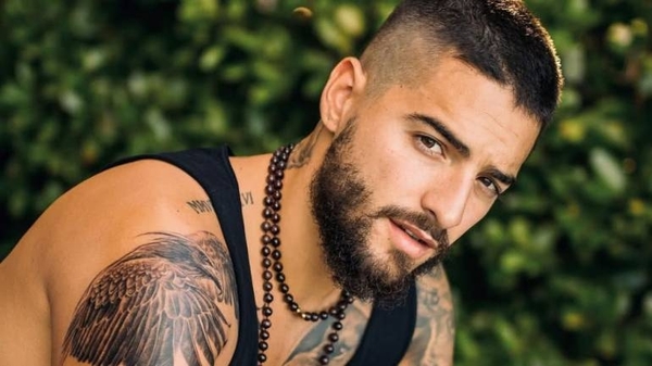 HOY / Con beso en la boca, Maluma felicita a su mamá y levanta críticas en redes