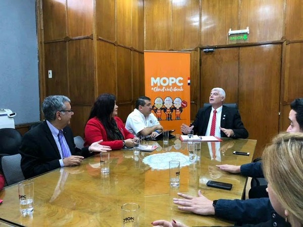 YD SE REUNIÓ CON MINISTRO DE OBRAS EN ASUNCIÓN