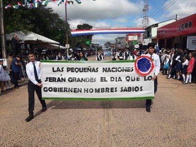 Desfile por aniversario de Caaguazú