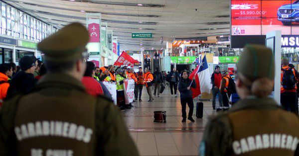 Trabajadores bloquean el aeropuerto de Santiago por mejoras laborales