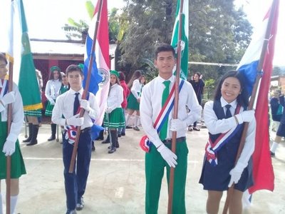 Desfile en honor a la patria y la madre en Paso Yobái