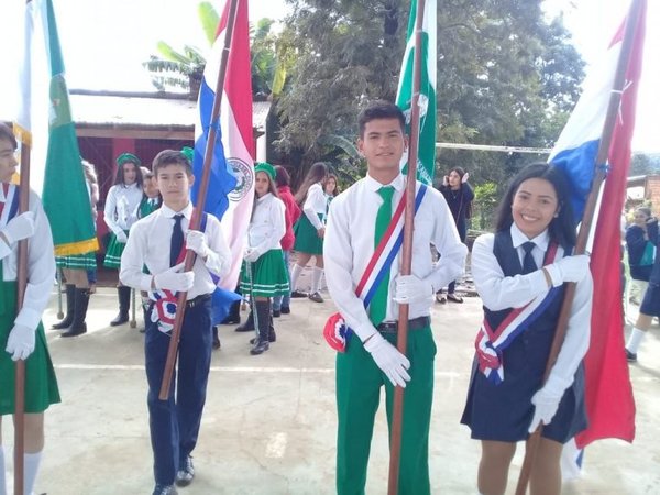 Desfile en honor a la patria y la madre en Paso Yobái