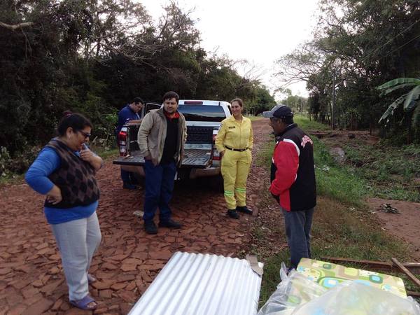 ASISTEN A DAMNIFICADOS POR TEMPORAL EN SAN COSME Y DAMIÁN.