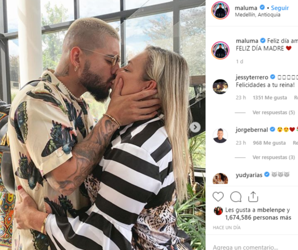 Maluma causa revuelo por besar a su madre y postearlo.