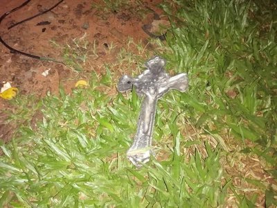 Dejan cruces tiradas en una canchita