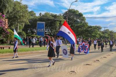 Estudiantes rinden honores a la patria y la madre en Neuland