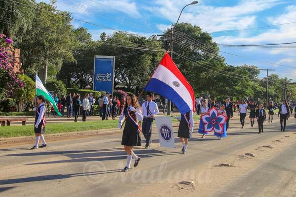 Estudiantes rinden honores a la patria y la madre en Neuland