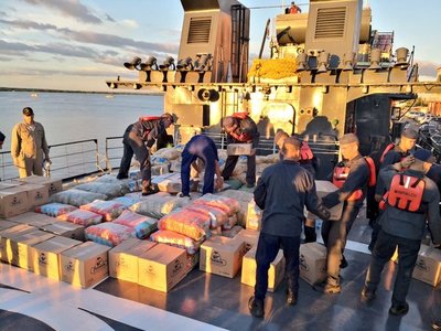 Parte buque de la Armada cargado con asistencia para localidades del sur de Ñeembucú | .::Agencia IP::.