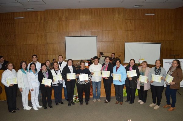 Personal de enfermería de Clínicas recibe distinción - Nacionales - ABC Color