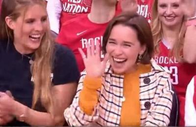 El homenaje en un estadio que sonrojó a Emilia Clarke - C9N
