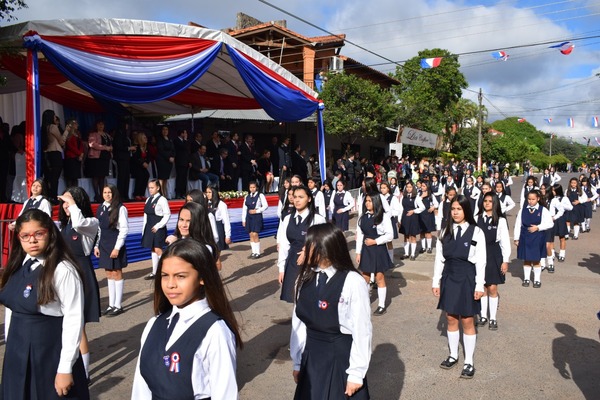 Desfile estudiantil en homenaje a la Patria en San Lorenzo - ADN Paraguayo