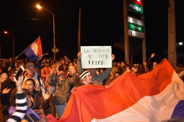 Llegan víveres en Pilar tras 5 horas de espera - Nacionales - ABC Color