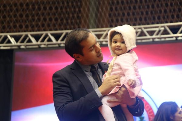 Con su hija en brazos, Miguel Prieto asumió en el Este