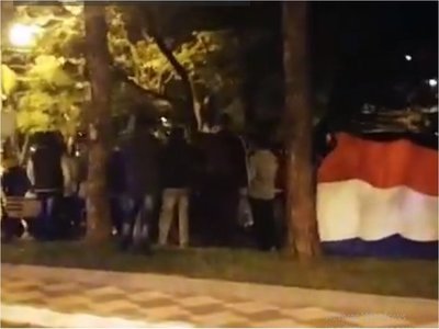 Pilarenses cierran puente por demora de ayuda