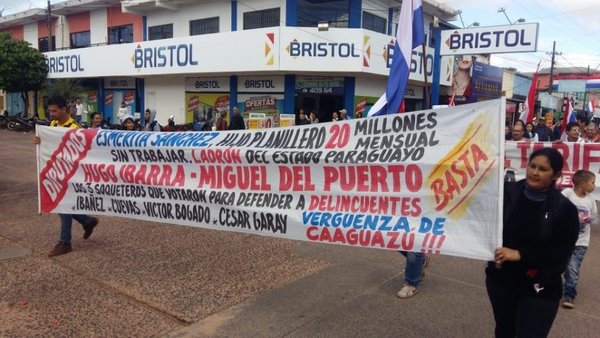 Escrachan a diputados caaguaceños en desfile estudiantil - Nacionales - ABC Color