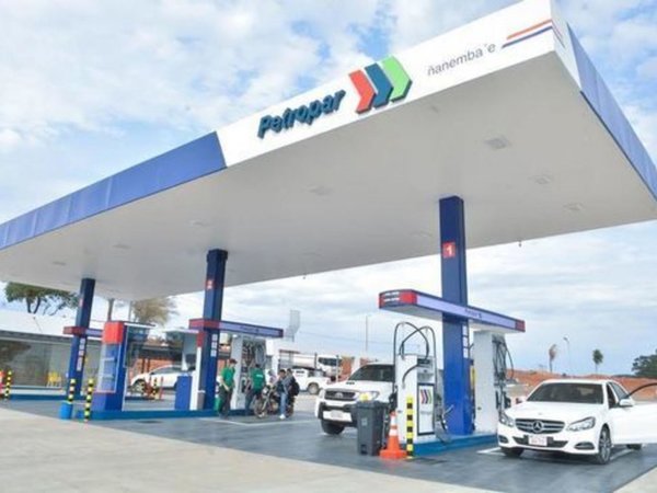 Suba de combustible: "Regalito por el día de la madre", dicen internautas