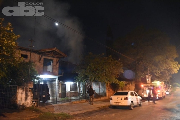 Una casa se incendió dos veces en una noche - Nacionales - ABC Color