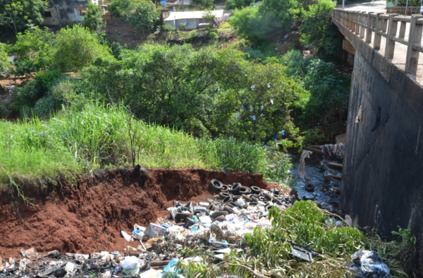 Arroyo “Saltito” se convierte en vertedero de basura y hay riesgo de brote de dengue