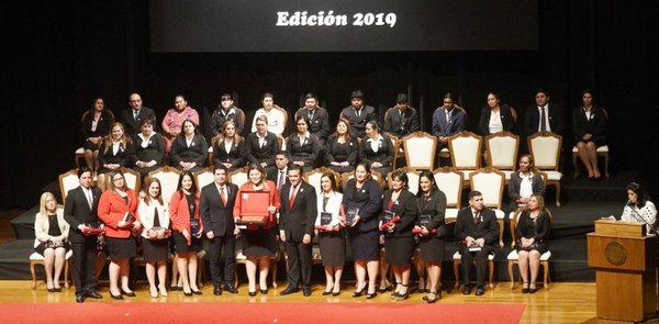 MEC entregó premios a los docentes destacados del país - Edicion Impresa - ABC Color