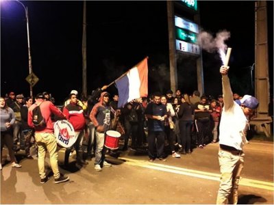 Crisis en Ñeembucú: Cierran puente para exigir eficiencia en asistencia