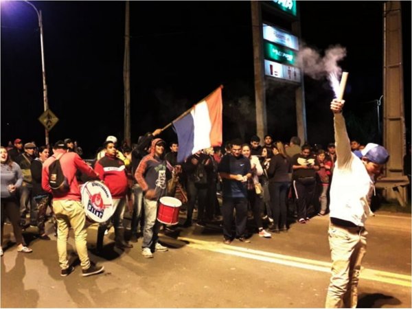 Crisis en Ñeembucú: Cierran puente para exigir eficiencia en asistencia