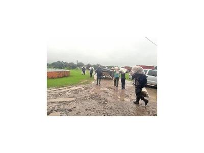 Pinasco:  Pobladores pasan penurias para acarrear víveres