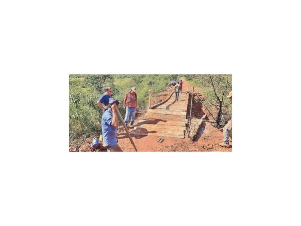 Ante desidia de autoridades, vecinos reconstruyen puente