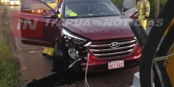CAMIONETA CHOCA CONTRA BARANDA DEL PUENTE CARAGUATÁ