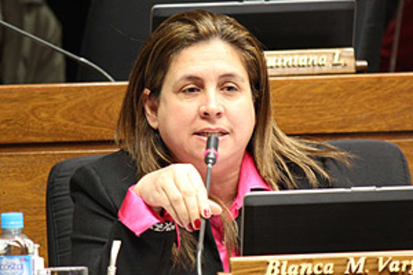Leve sanción a Blanca Vargas de Caballero por planillera