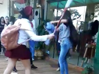 Desfile estudiantil termina con "bastonazos"