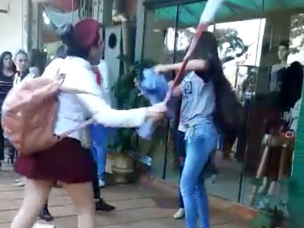 Desfile estudiantil termina con "bastonazos"