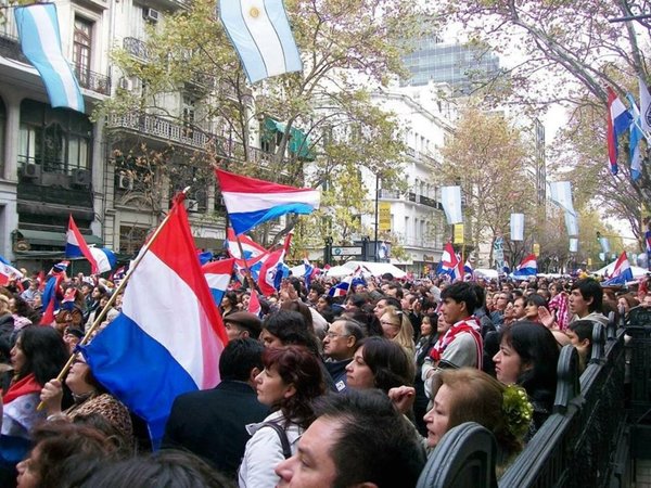 Paraguayos en Argentina organizan manifestación contra cobro de aranceles