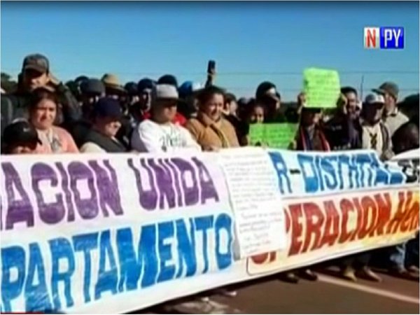 Productores cierran ruta y repudian politización en entrega de semillas