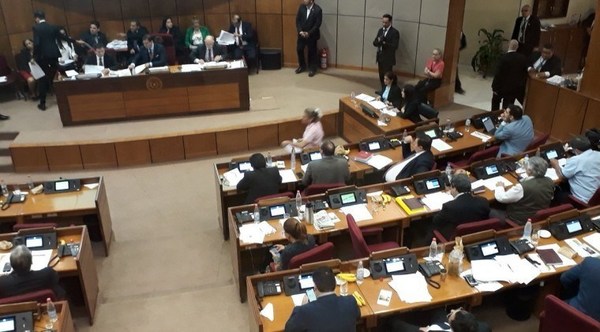 EL SENADO VA TRAS SALYN BUZARQUIS, QUIEN ES AUTOR CONFESO DE UN DELITO