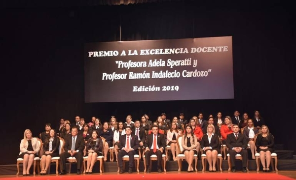 HOY / Educadores que "transforman vidas", reconocidos por el MEC