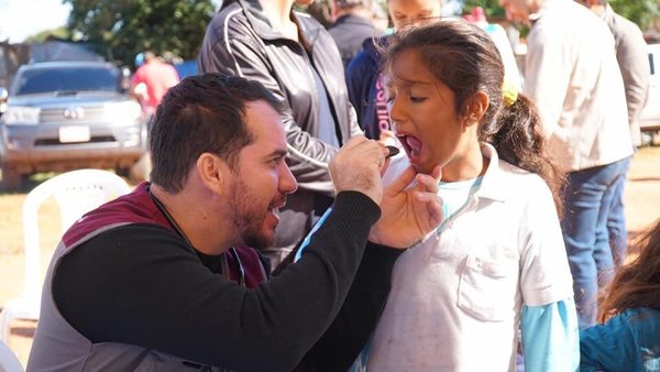 Familias instaladas en refugio del Bañado reciben servicios en jornada de atención ciudadana | .::Agencia IP::.