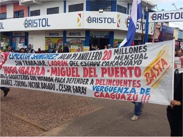 Escracharon a diputados colorados en desfile