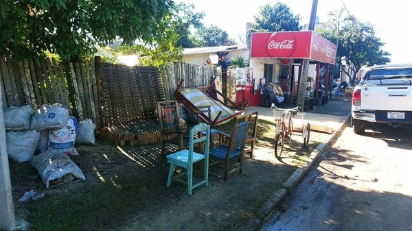 HOY / Pilarenses aprovechan día soleado para secar sus muebles
