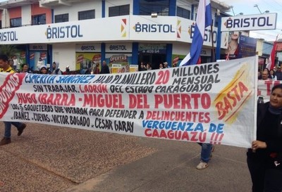 Caaguazú: diputados fueron escrachados en desfile - Radio 1000 AM