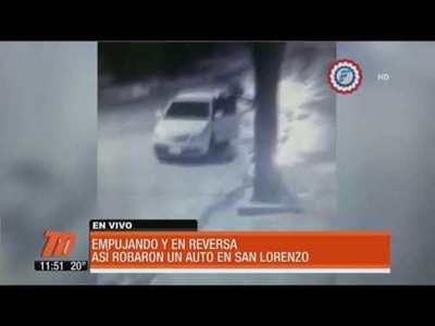 Empujando y en reversa, así robaron un auto.