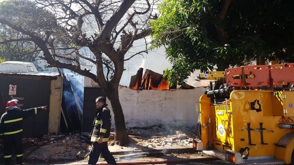 Controlan incendio en zona del Mercado 4 - Nacionales - ABC Color