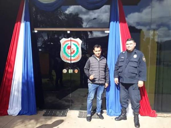 Policía devuelve billetera extraviada