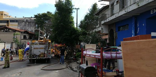 Bomberos controlan incendio en carpintería