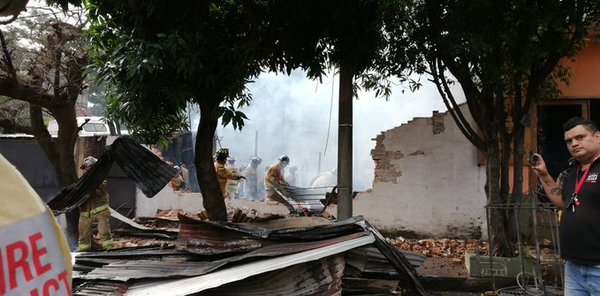 Bomberos controlan incendio registrado en una carpintería - ADN Paraguayo