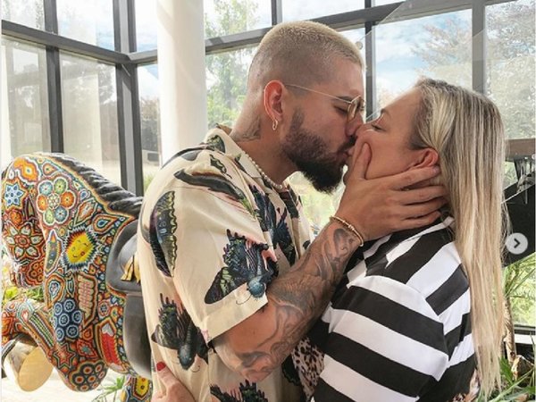 Maluma le dio un besó a su mamá en la boca