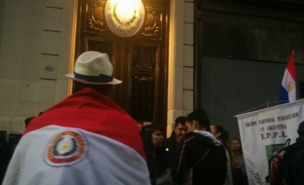 HOY / Revuelta de paraguayos en Buenos Aires contra cónsul por cobro de US$ 20 por trámites