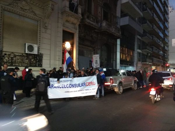 Paraguayos reclaman cobro indebido de trámites migratorios en Buenos Aires
