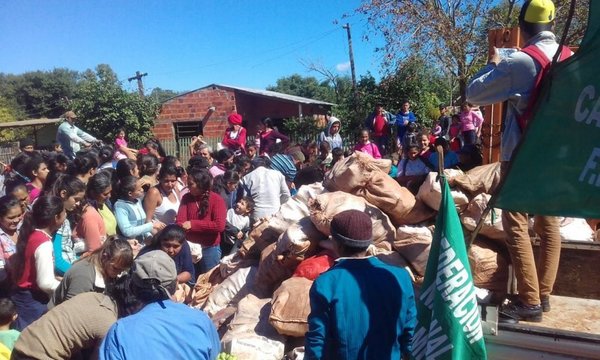Campesinos donan alimentos a damnificados - Nacionales - ABC Color