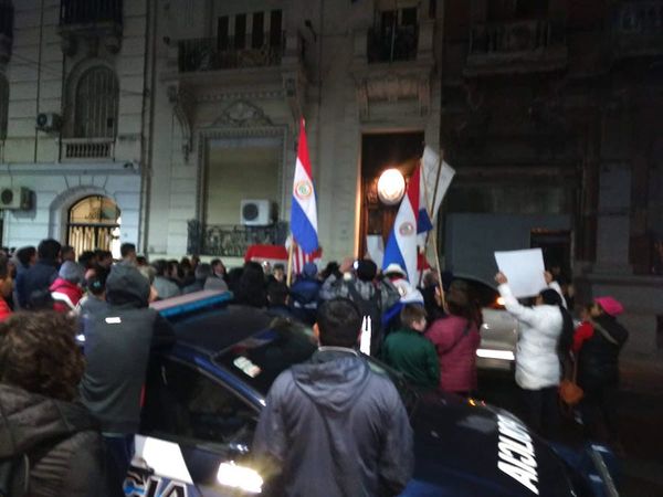 Fuerte protesta de comunidad paraguaya en Argentina